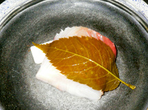 白身魚とさくらの葉のバター焼き
